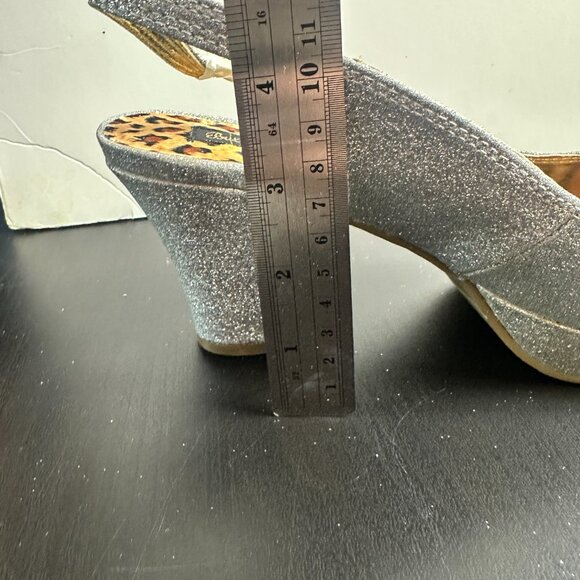 But Another Innocent Tale Sparkly Silver NWOT Platform Heels Size 8 Glitter - Picture 11 of 14